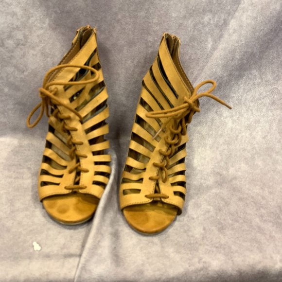 Delicious "Richelle" Caged Shoes - Picture 2 of 7